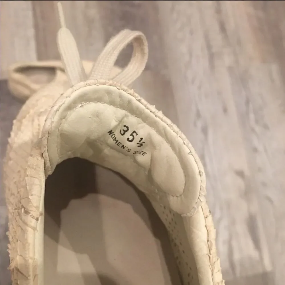 ‎HOGAN Cream Snakeskin Sneakers Size 5 1/2